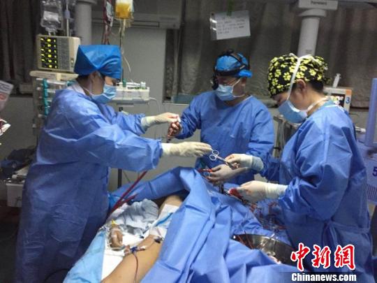 復旦兒科ECMO專家快速完成置管。醫(yī)院供圖