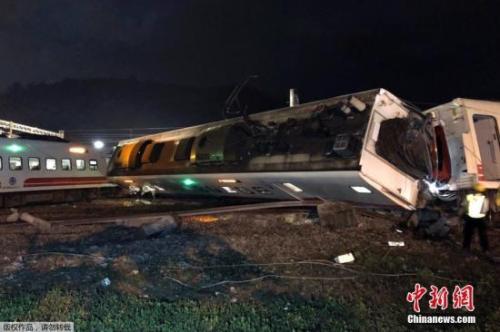 列車出軌翻覆事故現(xiàn)場。
