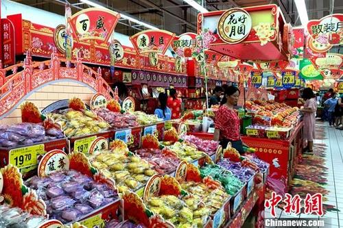 10月16日，中國國家統(tǒng)計局發(fā)布數(shù)據(jù)顯示，2018年前三季度，中國居民消費價格總水平(CPI)同比上漲2.1%。9月份，中國CPI同比漲2.5%，漲幅創(chuàng)2018年3月份以來的新高。資料圖為福州市民在超市內(nèi)購物。<a target='_blank' href='http://www.chinanews.com/'>中新社</a>記者 王東明 攝