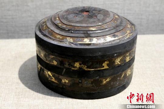 漢代貼金箔漆盒。　朱建兵 攝