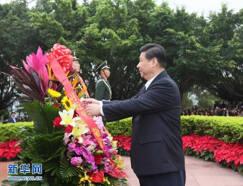 資料圖：2012年12月7日至11日，時任中共中央總書記、中央軍委主席習(xí)近平在廣東省考察工作。這是習(xí)近平在深圳蓮花山公園向鄧小平銅像敬獻(xiàn)花籃。蘭紅光 攝 圖片來源：新華網(wǎng)