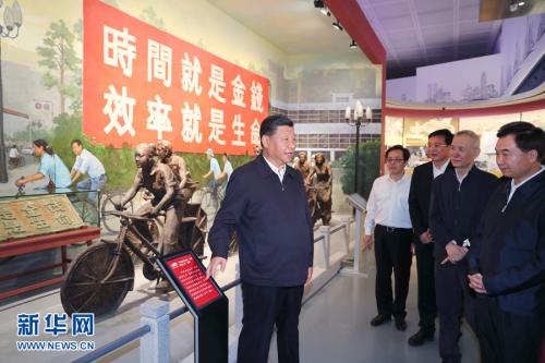 10月24日，中共中央總書記、國家主席、中央軍委主席習(xí)近平在深圳考察。這是習(xí)近平在深圳改革開放展覽館參觀“大潮起珠江——廣東改革開放40周年展覽”。 新華社記者 謝環(huán)馳 攝 圖片來源：新華網(wǎng)