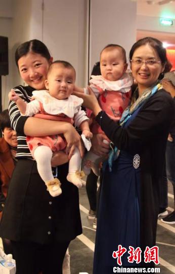 “一婦嬰”胎兒醫(yī)學科邀請了20多個家庭、40多個寶寶回到科室，共同為科室慶生?！≤窡?攝
