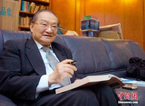 資料圖：查良鏞先生接受中新社記者采訪。中新社記者 洪少葵 攝