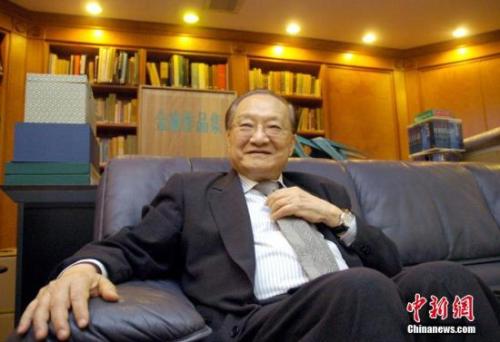資料圖：金庸接受中新社記者專訪。中新社記者 洪少葵 攝