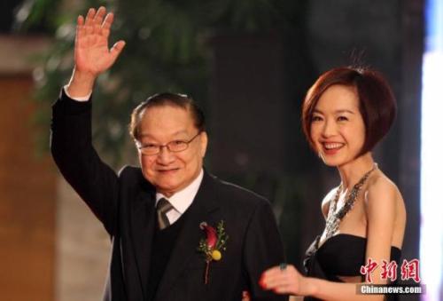 資料圖：2009年，金庸榮獲“影響世界華人終身成就獎(jiǎng)”。中新社記者 張宇 攝