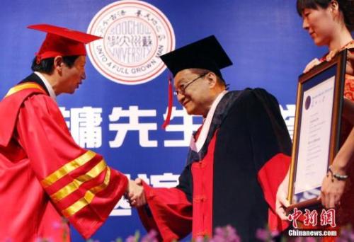 蘇大首個(gè)名譽(yù)博士學(xué)位授予了該校杰出的校友、著名武俠作家查良鏞(金庸)先生。