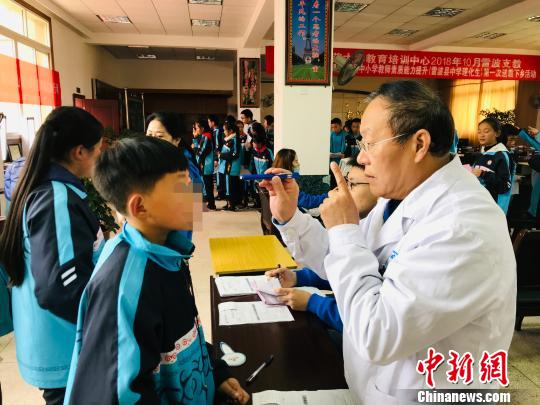 許海嘉在涼山篩查眼病患兒?！⊥貔i 攝