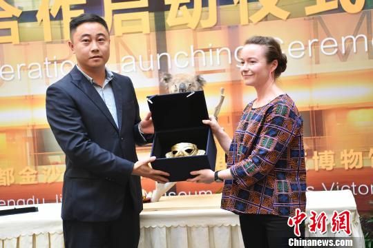 金沙遺址博物館回贈(zèng)金沙最具代表性的藏品--商周大金面具為原型制作的3D打印黃金面具?！埨?攝