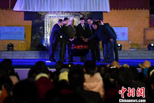 30日晚，吉隆縣首屆邊貿(mào)文化旅游節(jié)在中尼邊境特色小鎮(zhèn)吉隆鎮(zhèn)開幕。　何蓬磊 攝