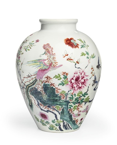 清雍正乾隆 粉彩鳳紋圓罐，高13 ?寸(34.9公分)。估價：25,000-35,000美元。此拍品于2018年9月13至14日在佳士得紐約亞洲藝術(shù)周之中國瓷器及工藝精品拍賣中呈獻。