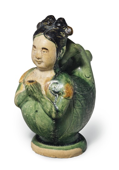 PETER SCHEINMAN珍藏，三彩迦陵頻迦壺，高6 ?寸 (16.5 公分)。估價：15,000-25,000美元。此拍品于2018年9月13至14日在佳士得紐約亞洲藝術(shù)周之中國瓷器及工藝精品拍賣中呈獻。