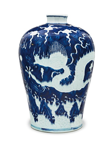 清十八世紀(jì) 青花藍地白花海水云龍紋梅瓶，高14?寸 (36.8公分)。此拍品于2018年3月22日在佳士得紐約「澄園山房珍藏中國瓷器及工藝精品」拍賣中以732,500美元成交。