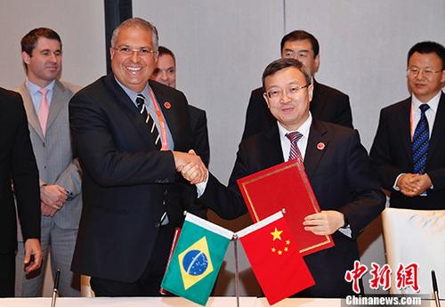 8月1日，金磚國家第七次經(jīng)貿(mào)部長會(huì)議期間，中國商務(wù)部副部長王受文與巴西工業(yè)外貿(mào)和服務(wù)部副部長馬塞洛·馬亞在上海簽署了《中華人民共和國商務(wù)部與巴西工業(yè)外貿(mào)和服務(wù)部關(guān)于服務(wù)貿(mào)易合作的諒解備忘錄(兩年行動(dòng)計(jì)劃)》。 <a target='_blank' href='http://www.chinanews.com/'>中新社</a>記者 張亨偉 攝