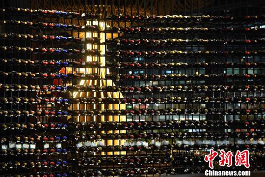 圖為酒架上擺滿了各種紅酒?！￡惓?攝