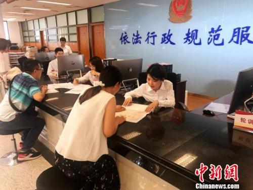 資料圖：開(kāi)辦企業(yè)服務(wù)窗口。王子濤 攝