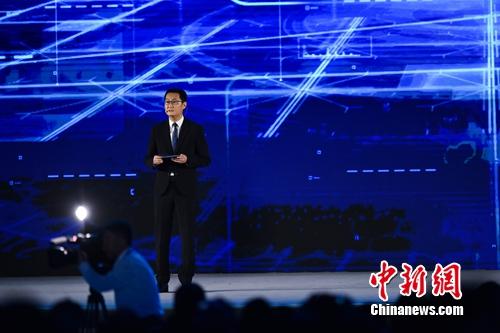 馬化騰在互聯(lián)網(wǎng)大會上介紹微信小程序。<a target='_blank' href='http://www.chinanews.com/' >中新網(wǎng)</a> 李駿 攝
