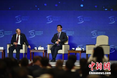 丁磊(右一)在世界互聯(lián)網(wǎng)大會圓桌會議上發(fā)言。<a target='_blank' href='http://www.chinanews.com/' >中新網(wǎng)</a> 李駿 攝