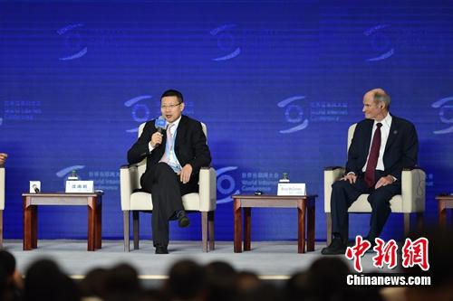 沈南鵬(左一)在互聯(lián)網(wǎng)大會圓桌會議上發(fā)言。<a target='_blank' href='http://www.chinanews.com/' >中新網(wǎng)</a> 李駿 攝