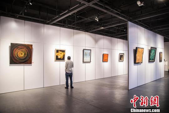 紀念改革開放四十周年——漆彩盛世漆藝作品邀請展在福建省海絲藝術(shù)館開幕?！±钅宪帯z