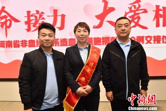 志愿者毛先付（左）、張明婭（中）、崔志斌（右）同日在鄭州完成造血干細胞捐獻?！《∮衙鳌z