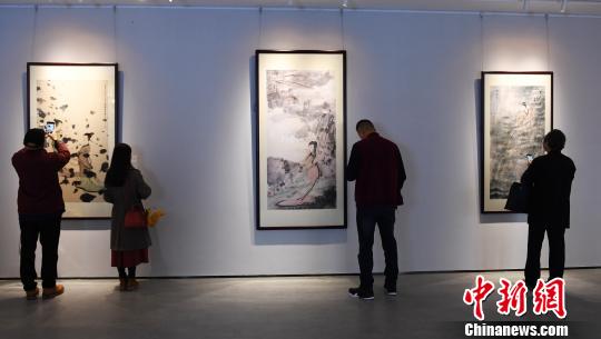 11月2日，參觀者在傅抱石藝術(shù)館欣賞畫作?！×韬裣?攝