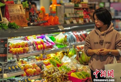 資料圖：10月16日，一名消費者在超市選購商品。<a target='_blank' href='http://www.chinanews.com/'>中新社</a>記者 于海洋 攝