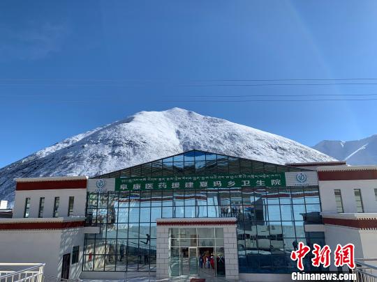 圖為2018年10月10日，由西藏阜康醫(yī)院援建的嘉黎縣夏瑪鄉(xiāng)衛(wèi)生院竣工移交。阜康醫(yī)院供圖