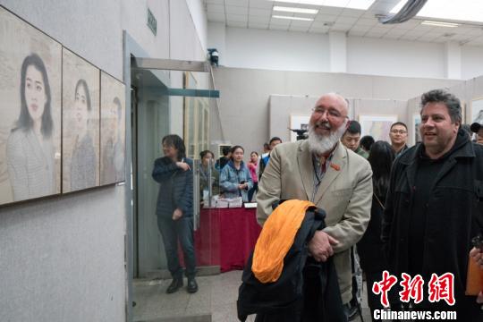 外國友人欣賞金獎(jiǎng)作品。朱鐵書 攝