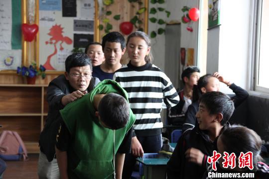 劉海鷹義診?！”本┖ｚ椉怪】倒婊饡?huì)供圖 攝