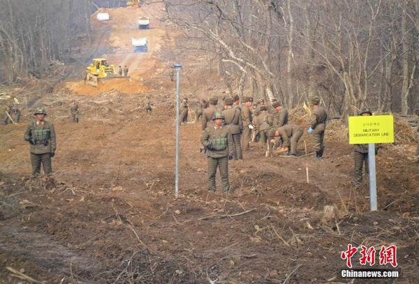 韓國(guó)國(guó)防部11月22日稱(chēng)，為支持韓朝陣亡軍人遺骸共同挖掘工作等，雙方在非軍事區(qū)內(nèi)鐵原郡地區(qū)實(shí)現(xiàn)道路連通。 韓國(guó)國(guó)防部供圖