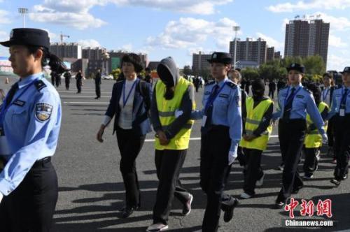 資料圖：警方從廣州用大巴車將275名電信詐騙犯罪嫌疑人押解回吉林省。張瑤 攝