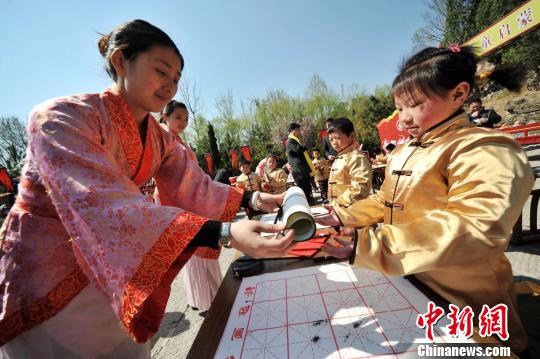 圖為曲阜舉行學(xué)童啟蒙開筆禮儀式。　曲阜市委宣傳部供圖 攝