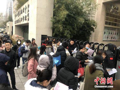 考生準備進入考場。 冷昊陽 攝