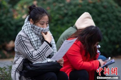 　考生在南京林業(yè)大學考點等候進場時復習。<a target='_blank' href='http://www.chinanews.com/'>中新社</a>發(fā) 蘇陽 攝 圖片來源：CNSPHOTO