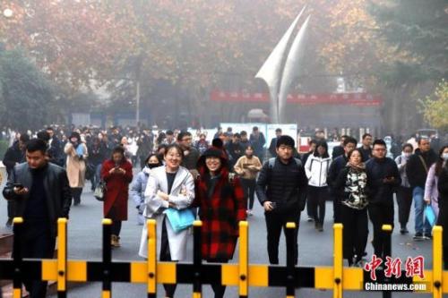 12月2日，考生參加完上午的考試走出考場(chǎng)。 <a target='_blank' href='http://www.chinanews.com/'>中新社</a>記者 王中舉 攝