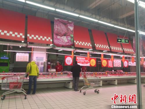 圖為超市里的豬肉區(qū)。 謝藝觀 攝