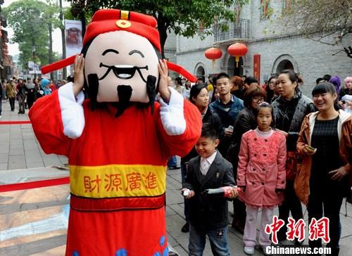 資料圖：大雪節(jié)氣“財神”福州街頭送祝福。<a target='_blank' href='http://www.chinanews.com/'>中新社</a>發(fā) 劉可耕 攝
