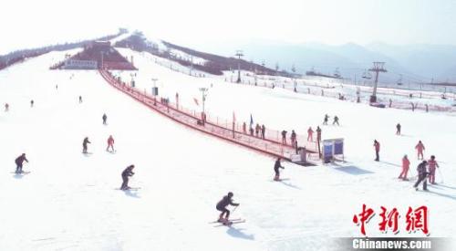 資料圖：滑雪愛好者在滑雪?！∈酚袞| 攝
