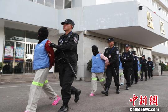 圖為被抓獲的涉嫌詐騙犯罪嫌疑人?！±ッ魇泄簿止﹫D 攝
