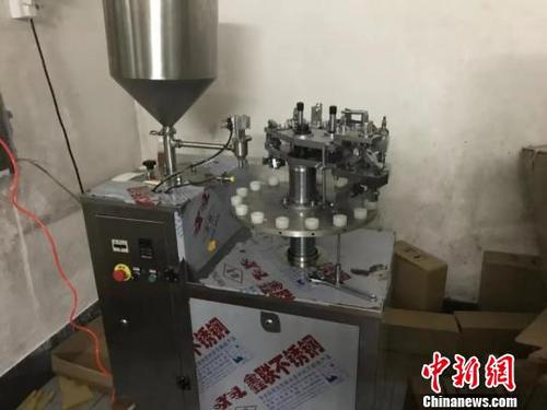 圖為制假設(shè)備。臺(tái)州公安 供圖