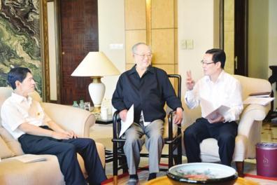 王瑞林(中)聽(tīng)取相關(guān)工作匯報(bào)。 人民網(wǎng) 圖