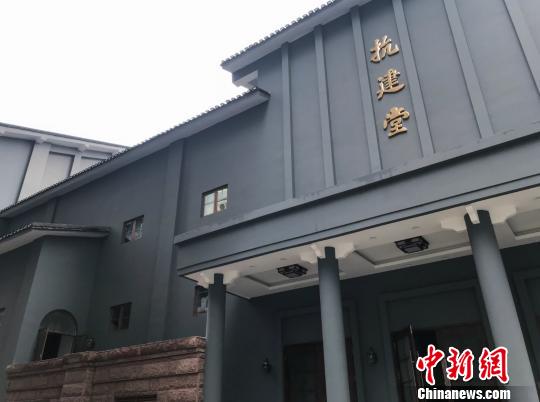 圖為抗建堂的正門處，外觀主體已經修繕一新?！＄婌?攝