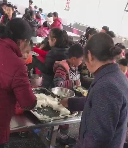 大媽搶小學(xué)生飯菜回家喂豬 校方:限制外來(lái)人員入校