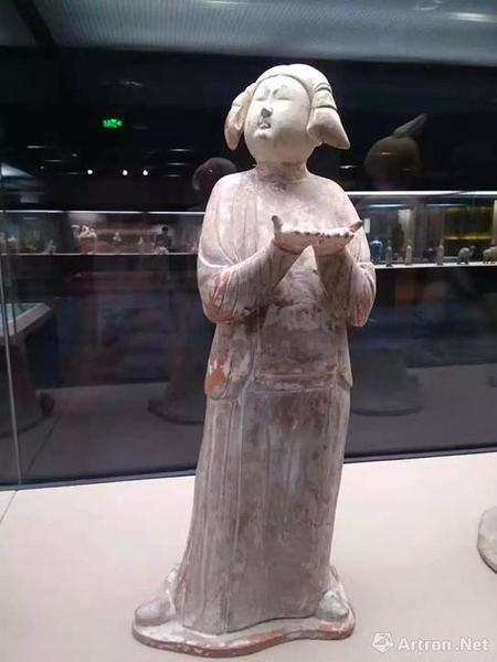 捧物女俑，西安博物院藏