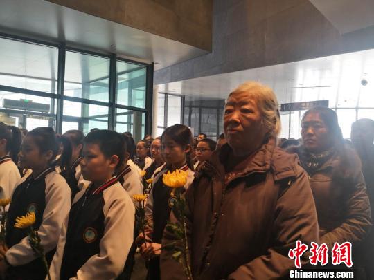 殉難者家屬和觀眾代表向七三一部隊(duì)殉難者名錄獻(xiàn)花。　魏來 攝