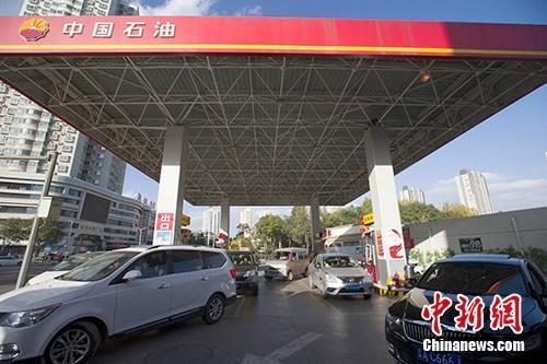 資料圖：車輛正在加油站加油。<a target='_blank' href='http://www.chinanews.com/'>中新社</a>記者 張?jiān)?攝