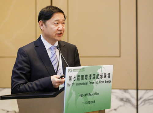 國際清潔能源論壇理事、黃河水電公司董事長謝小平在2018國際清潔能源論壇上分享了黃河水電在水光互補、生態(tài)光伏以及光伏科研方面的實踐。