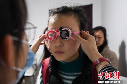資料圖：學(xué)生配眼鏡。<a target='_blank' href='http://www.chinanews.com/'>中新社</a>記者 武俊杰 攝