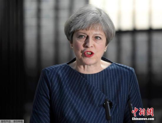 當(dāng)?shù)貢r(shí)間4月18日，英國(guó)首相特蕾莎·梅在首相官邸前發(fā)表聲明，宣布將在6月8日提前大選。報(bào)道稱，英國(guó)首相府此前尚未透露特蕾莎·梅將發(fā)表的聲明的具體內(nèi)容，但這一舉動(dòng)“不同尋?！?。此前，特蕾莎·梅一直表示自己將不參與2020年英國(guó)大選。